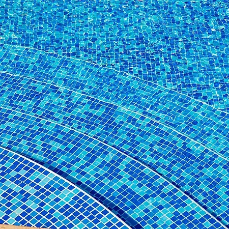 Julia Family - Menada