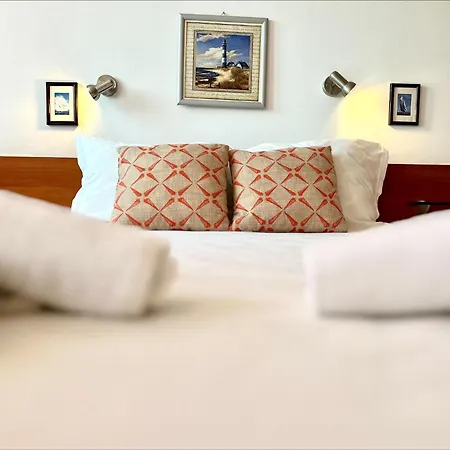 Julia Family - Menada