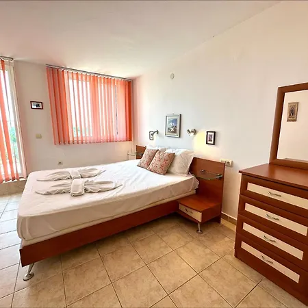 Julia Family - Menada