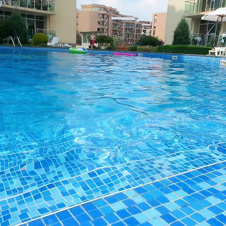 Julia Family - Menada