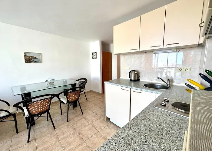 Julia Family - Menada アパート サニービーチ