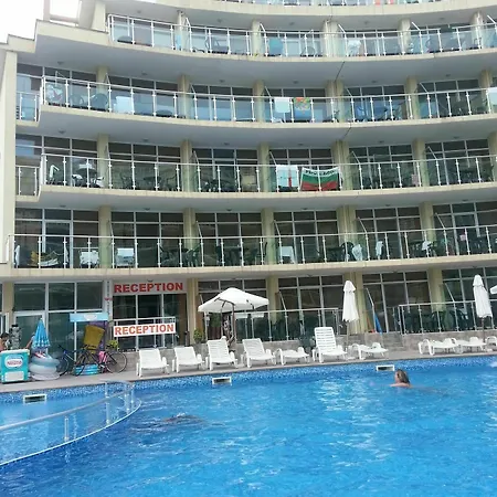 Julia Family - Menada