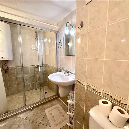 Julia Family - Menada