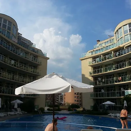 Julia Family - Menada